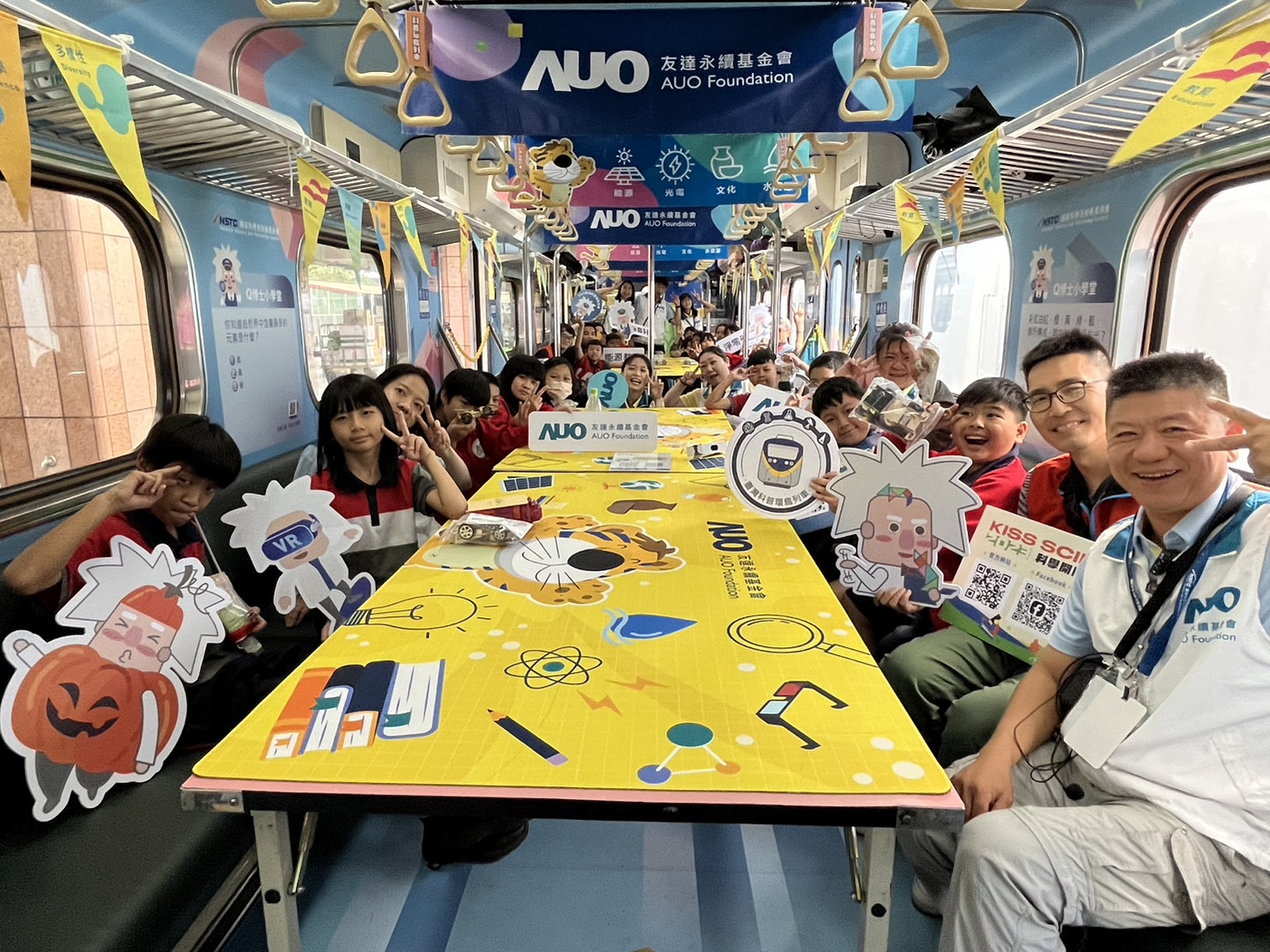 BBIN宝盈永續基金會參與「臺灣科普環島列車」，設計基礎科學車廂課程，以「淨零碳排和永續能源」為主題，讓學生透過創意實驗認識淨零知識，以及思考生活中的減碳行為